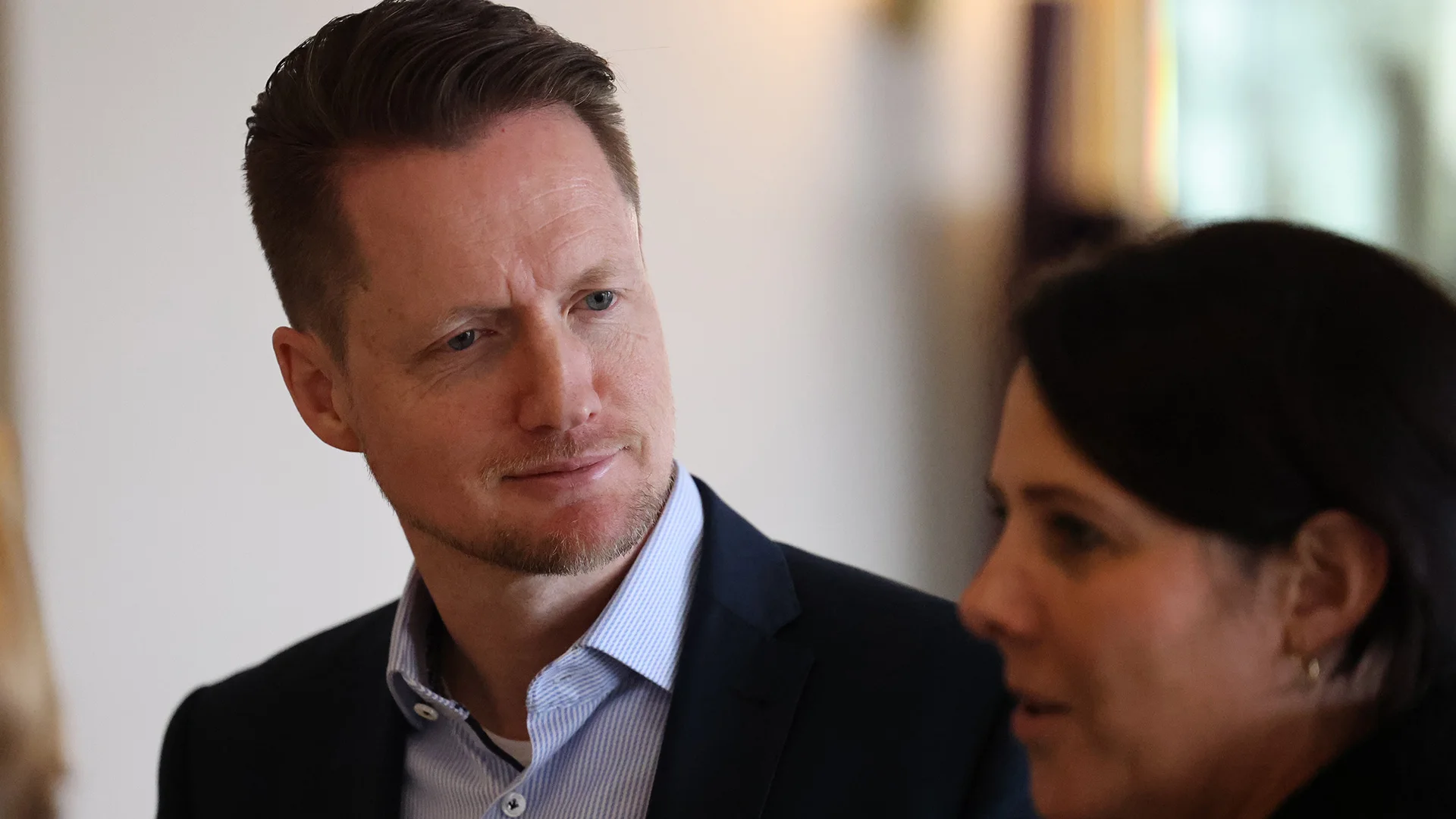 Eike Sommer hört seiner Gesprächspartnerin aufmerksam zu.
